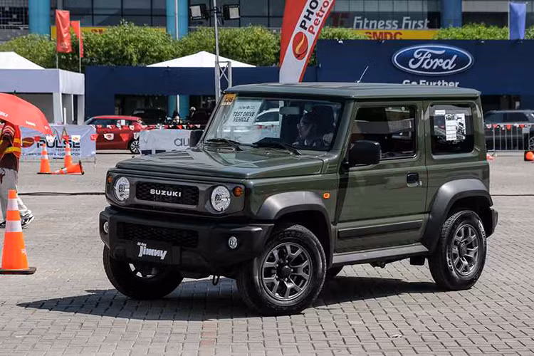 Suzuki Jimny 2019 tại Philippines có nhiều tùy chọn màu sơn ngoại thất như vàng Solid Kinetic Yellow, xanh dương Metallic Brisk Blue, trắng Metallic Chiffon Ivory, đem Pearl Bluish Black, xám Solid Medium Gray, bạc Metallic Silky Silver, trắng Superior White và xanh lục Solid Jungle Green. Dự kiến sau Philippines, xe cũng sẽ cập bến Việt Nam.