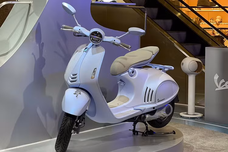 Vespa - thương hiệu xe máy Italy thuộc Tập đoàn Piaggio - chính thức giới thiệu phiên bản đặc biệt Vespa 946 Snake tại Hà Nội. Đây là phiên bản sản xuất giới hạn nhằm tôn vinh năm Ất Tỵ 2025 với số lượng chỉ 888 chiếc trên toàn cầu, trong đó Việt Nam được phân phối 30 xe.
