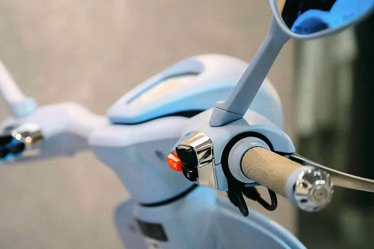 Xe sử dụng bảng đồng hồ LCD hiển thị đầy đủ thông tin vận hành. Logo rắn 3D trên Vespa 946 mạ crôm được đặt trên chắn bùn trước và nắp nhiên liệu, tạo điểm nhấn khác biệt so với các phiên bản 946 trước đó.
