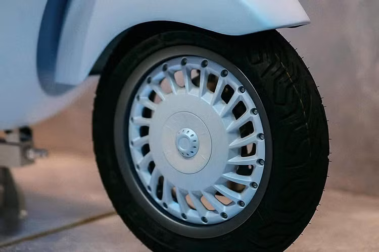 Hệ thống phanh đĩa đơn đường kính 220 mm trên cả hai bánh, đi kèm công nghệ phanh ABS hai kênh và hệ thống kiểm soát lực kéo điện tử ASR. Xe sử dụng cặp vành đúc 12 inch với lốp trước có kích thước 120/70 và lốp sau 130/70.