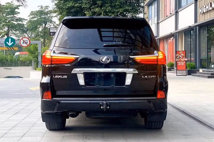 LX570 được trang bị động cơ lớn nhất từng có trên xe hạng sang Lexus. Động cơ V8 5.7L kết hợp với hộp số tự động 8 cấp với dải tỷ số truyền rộng và sát nhau, cho công suất cực đại 367 mã lực/5600vòng/phút &amp; Mô men xoắn 530Nm/3200 vòng/phút. Hộp số tự động đa chế độ và lẫy chuyển số trên vô lăng cho phép chuyển số bằng tay. 5 chế độ lái trên xe, gồm: Normal, Eco, Comfort, Sports và Sports +.