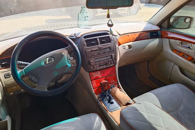 Lexus LS 430 2002 sở hữu màn hình cảm ứng đơn sắc, tuy không quá sắc nét theo tiêu chuẩn hiện đại nhưng vẫn đáp ứng được các nhu cầu cơ bản. Đáng chú ý, dù là mẫu xe đời sâu, xe vẫn được trang bị camera lùi – một tính năng tiện ích trong việc hỗ trợ quan sát khi lùi xe. Hệ thống điều hòa tự động với cửa gió trung tâm được thiết kế để tản gió hiệu quả, đảm bảo không gian mát mẻ và thoải mái. Ghế ngồi rộng rãi, bọc da cao cấp, mang đến trải nghiệm tiện nghi cho cả người lái lẫn hành khách.