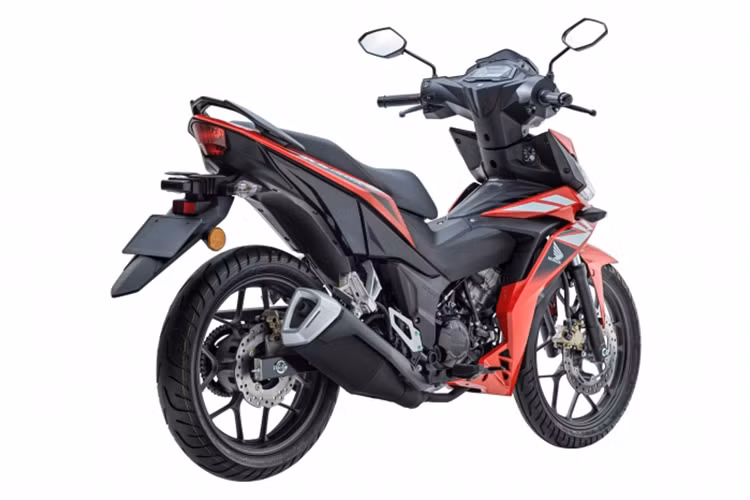 Dàn chân tiêu chuẩn của xe vẫn bao gồm cặp phuộc trước dạng ống lồng và giảm xóc đơn phía sau, vành đúc 17 inch, phanh đĩa trước, sau với kích thước lần lượt 296mm và 190mm. Đồng hồ của xe là màn hinh kỹ thuật số hiển thị đa thông tin, bình xăng có dung tích 4,5 lít không đổi.
