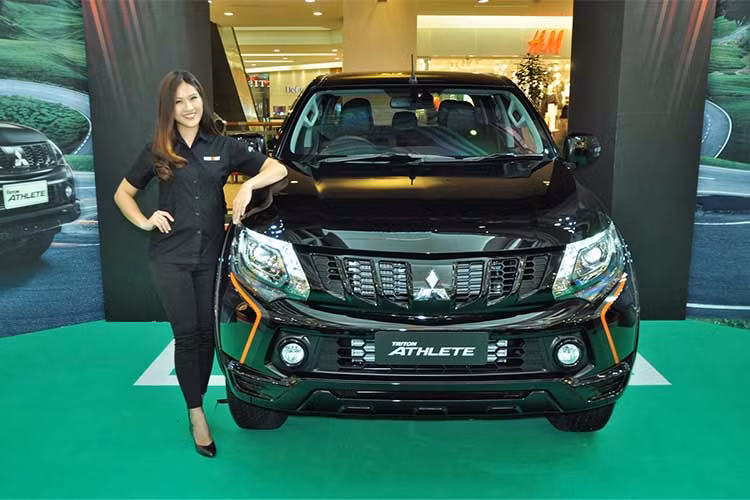Phiên bản đặc biệt của mẫu xe bán tải Mitsubishi Triton Athlete vừa chính thức được giới thiệu tại thị trường Malaysia. Trước đó, mẫu xe này từng được ra mắt người tiêu dùng tại triển lãm ôtô Thái Lan 2017.