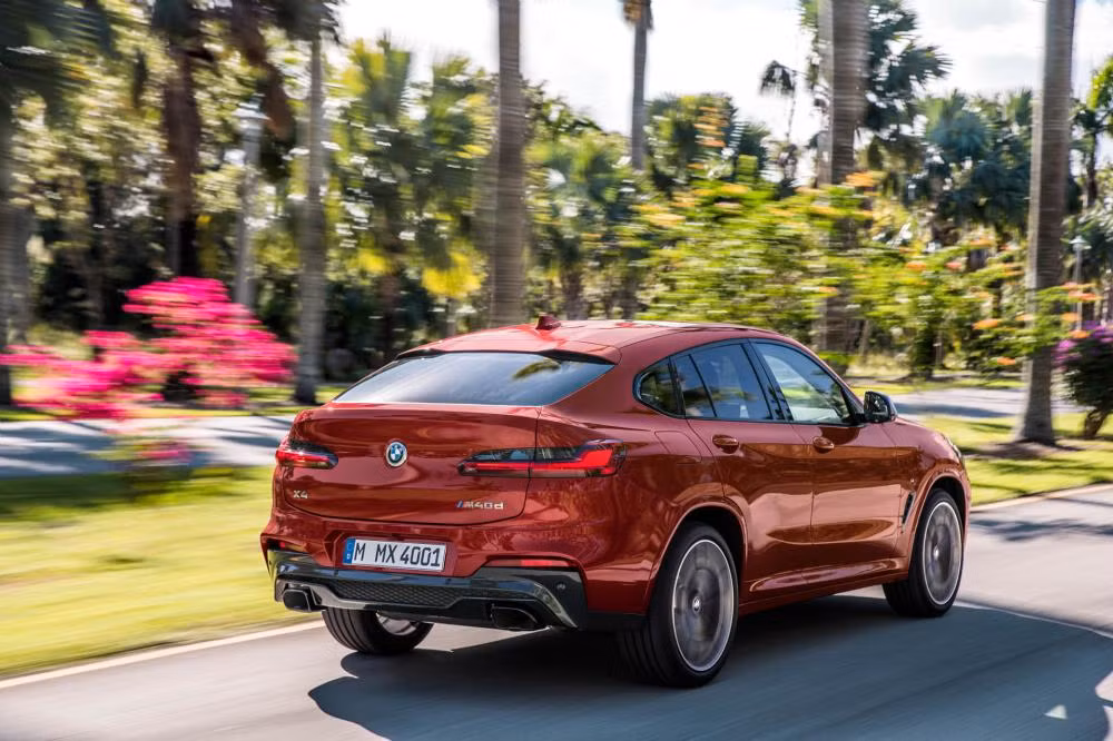 Phiên bản BMW X4 xDrive30 mới này được trang bị động cơ xăng 4 xi-lanh tăng áp, dung tích 2.0 lít kết hợp với hộp số tự động 8 cấp và hệ dẫn động 4 bánh toàn thời gian tiêu chuẩn, cho công suất tối đa 252 mã lực và mô-men xoắn cực đại đạt 350 Nm.