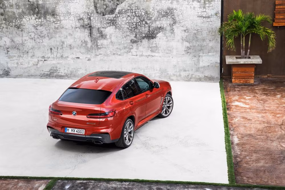 Sự thay đổi về ngoại thất kéo theo chiều dài của BMW X4 tăng thêm 81 mm và chiều rộng cũng được cải thiện thêm 37 mm so với trước. Đặc biệt, chiều dài cơ sở của tăng thêm khoảng 51 mm hứa hẹn một không gian nội thất thoải mái hơn. Chiều cao gần như được giữ nguyên nhưng trọng tâm xe thấp hơn cùng tỷ lệ phân bổ trọng lượng hoàn hảo 50% trước và sau.