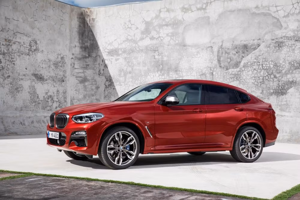 Giữ nguyên cái chất SUV BMW lai coupe đặc trưng nhưng ở thế hệ mới, thiết kế ngoại thất của BMW X4 được thay đổi trở nên cơ bắp lực lưỡng hơn với lưới tản nhiệt quả thận mở rộng theo chiều dọc hòa chung với phong cách thiết kế của hãng xe Đức trong thời gian gần đây.