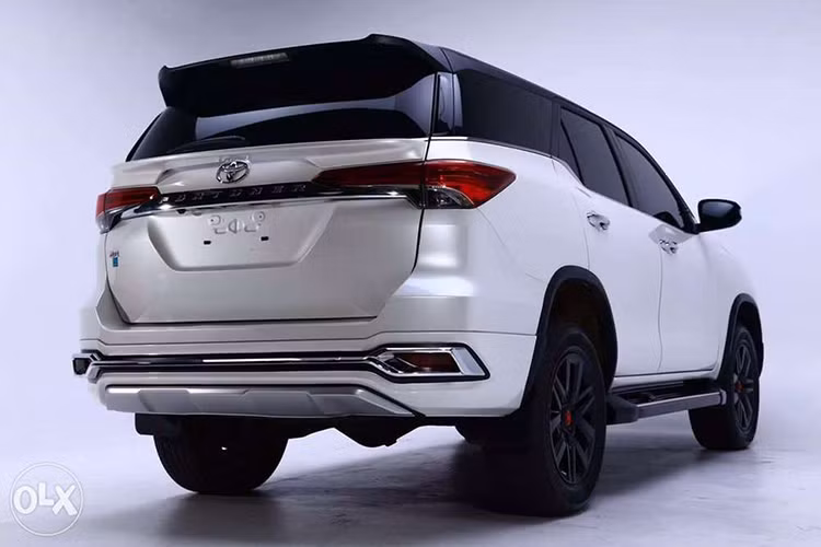 Thân xe được thiết kế thêm hốc bánh xe lớn hơn với mâm dạng 6 chấu kép màu đen hầm hồ. Bên trong chiếc Toyota Fortuner 2017 này không có gì thay đổi. Bản thân hệ dẫn động tiêu chuẩn cũng được giữ nguyên.