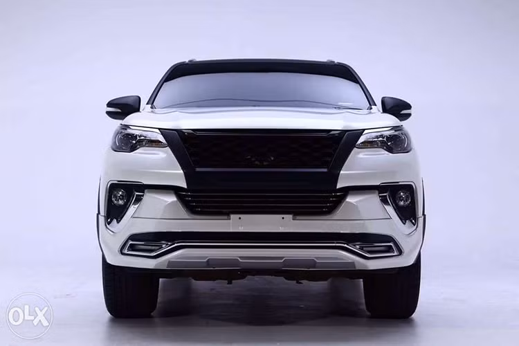 Qua hình ảnh lan truyền trên mạng xã hội cho thấy, chiếc Toyota Fortuner được trang bị lưới tản nhiệt hình tổ ong mới thay vì những thanh ngang mạ crôm như nguyên bản. Thiết kế của lưới tản nhiệt do hãng Tithum Design cung cấp khá giống với Toyota Fortuner TRD 2017 từng ra mắt trong triển lãm Oman năm ngoái.