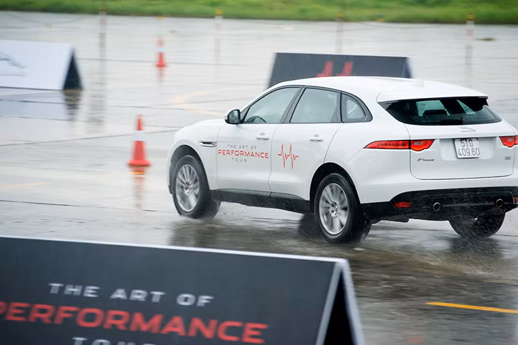 Jaguar XJL Porfolio sở hữu động cơ xăng, 3.0L V6 Supercharged, 6 xi-lanh, hộp số tự động 8 cấp tích hợp lẫy chuyển số trên vô lăng, khả năng tăng tốc từ 0-100km trong vòng 5,9 giây, công suất cực đại 340 mã lực, mô-men xoắn cực đại 625Nm, tốc độ tối đa 250km/h. Giá bán cho phiên bản XJL Porfolio từ 6,1 tỷ đồng.