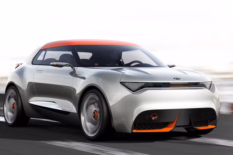 Dự đoán, Kia Stonic sẽ chia sẻ cơ sở gầm bệ với người anh em Hyundai Kona sắp ra mắt tại Hàn Quốc trong tháng 6 này. Hiện chưa có thông tin về hệ dẫn động của Kia Stonic mới. Rất có thể Kia Stonic sẽ dùng chung các loại động cơ với "người đồng hương" cùng tập đoàn là Hyundai i30.