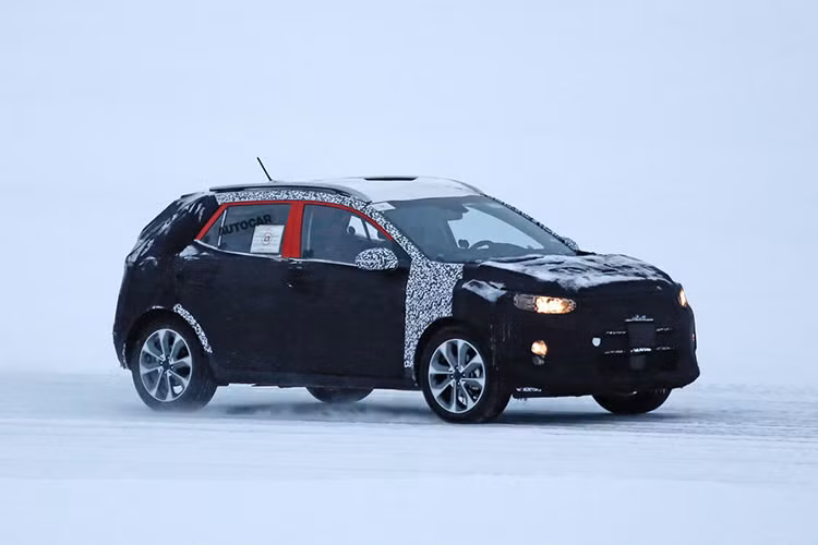 Nhiều khả năng Kia Stonic sẽ được bày bán trên thị trường Thế giới vào nửa cuối năm nay. Hiện chưa rõ Kia Stonic sẽ được phân phối tại những thị trường nào trên thế giới. Trong khi đó, người anh em Hyundai Kona nhiều khả năng sẽ được đưa về Việt Nam trong tương lai.