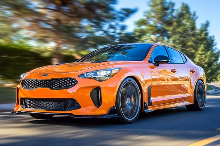 Từng gây bão thị trường, Kia Stinger sẽ bị khai tử trong năm 2022 tới, nguyên nhân có thể xuất phát từ doanh số. Đây là một chiếc sedan hiệu suất cao giá khá phải chăng, nhưng nhiều năm qua Kia Stinger không đạt được doanh số mà hãng xe Hàn mong đợi. Đặc biệt, tại Mỹ và Australia doanh số Stinger chỉ bằng nửa những gì Kia kỳ vọng.