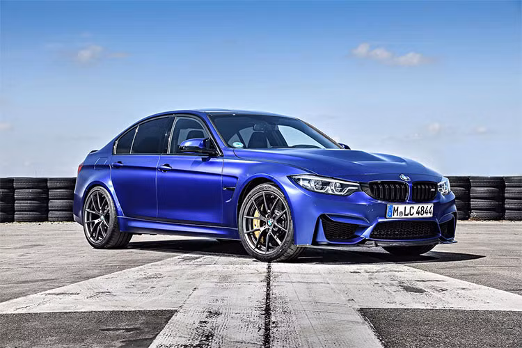 Mẫu xe BMW M3 CS mới giới hạn này chính là một phiên bản vừa mạnh mẽ vừa thể thao dành cho những ai cho rằng BMW M3 là chưa đủ. Về ngoại thất, cản trước của mẫu xe thể thao BMW M3 CS có thiết kế hầm hố góc cạnh với khe hút gió lớn ở giữa và hai khe hút gió bên cạnh.
