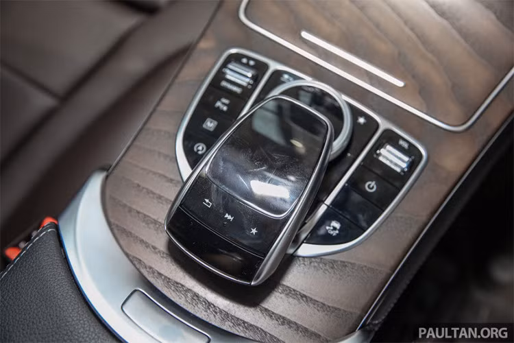 Mercedes-Benz GLC 200 sử dụng chung động cơ M274 DE 20 2.0L tăng áp như trên "đàn anh" GLC 250 đang bán ra, mặc dù vậy công suất thấp hơn với 184 mã lực và mô-men xoắn cực đại 300 Nm. Xe vẫn được trang bị hộp số tự động 9 cấp nhưng không có hệ dẫn động 4 bánh 4Matic.