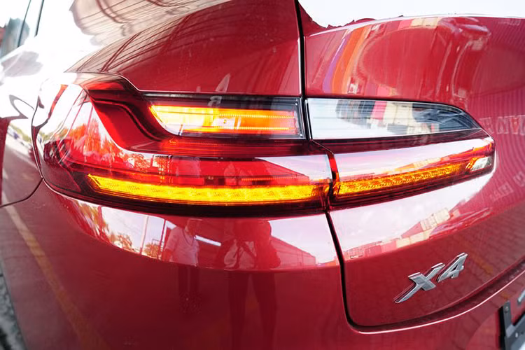 Bên cạnh đó, điểm thu hút trên thiết kế ngoại thất của BMW X4 thế hệ mới chính là hệ thống đèn pha LED thích ứng Adaptive cao cấp cùng hệ thống đèn hậu Full-LED tạo hình chữ L. Phiên bản xDrive20i kèm gói phụ kiện xLine, thể hiện rõ ràng qua thiết kế la-zăng hợp kim 5 chấu kép kích thước 19 inch hai tông màu cùng cản sau thể thao.