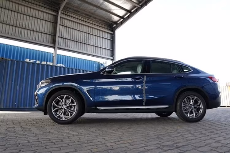 Hiện tại, các showroom của BMW Việt Nam đã bắt đầu nhận cọc X4 thế hệ mới và báo giá 2,959 tỷ đồng với khách. Đây cũng là một mức giá khá cạnh tranh bởi Mercedes-Benz GLC 300 4Matic Coupe - đối thủ của BMW X4 - hiện đang được bán với giá 2,949 tỷ đồng.
