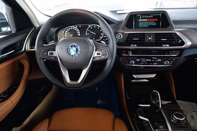 Bên trong, BMW X4 2019 phiên bản xDrive20i xLine sở hữu nhiều thay đổi rõ rệt với phiên bản cũ. Màn hình giải trí trung tâm cỡ lớn kích thước 10,25 inch được đặt nổi phối hợp với thiết kế bảng điều khiển có phần nghiêng về hướng người lái hơn. Xe cũng được trang bị màn hình hiển thị kính lái dạng HUD với tùy chọn kích thước tăng 75%.