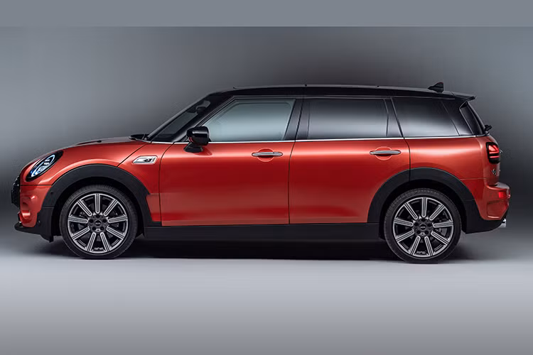 Cuối cùng, MINI Clubman 2020 được trang bị hệ thống treo thích ứng, có thể tùy chỉnh độ cứng/mềm theo chế độ vận hành do người lái lựa chọn. Hiện giá xe MINI Clubman 2020 tại Việt Nam vẫn chưa được công bố.