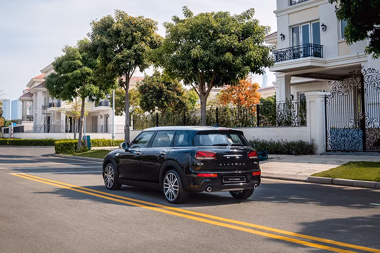 Bên ngoài, Clubman 2020 sở hữu những nét thiết kế đặc trưng của gia đình MINI như lưới tản nhiệt hình thang, nắp ca-pô dạng vòm ôm sát đèn trước hình tròn hay đường viền mạ crôm bao quanh kính chắn gió và cửa sổ xung quanh xe. Ngoài ra, lưới tản nhiệt của mẫu xe đến từ Anh quốc còn kết cấu dạng tổ ong, được bao quanh bằng khung kim loại liền khối và logo chữ "S" màu đỏ nổi bật bên trong.