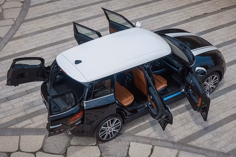 Không chỉ thời trang bên ngoài, MINI Clubman 2020 còn rộng rãi bên trong nhờ chiều dài cơ sở 2.670 mm. Thậm chí, Clubman 2020 còn là mẫu xe có khoảng cách giữa 2 trục bánh xe lớn nhất trong gia đình MINI. Điều này mang đến thể tích khoang hành lý 360 lít cho xe. Nếu hàng ghế sau gập xuống theo tỷ lệ 40:20:40, thể tích khoang hành lý sẽ được tăng lên 1.250 lít. 