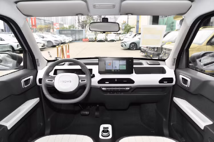 Đồng thời, khoang lái của mẫu xe Geely Panda Mini Go Kart Edition vẫn tiếp tục cách bố trí của mẫu xe hiện tại với bảng đồng hồ hình chữ nhật thanh mảnh 9,2 inch, bộ điều khiển trung tâm 8 inch và vô lăng hình chữ D.