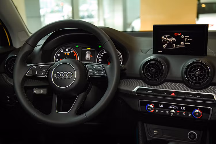 Giống như những dòng xe sang Audi thế hệ mới khác hiện nay, Q2 phiên bản nâng cấp 2017 cũng được bán với tùy chọn bảng đồng hồ kỹ thuật số Virtual Cockpit. Về cơ bản là một màn hình hiển thị đa thông tin, Virtual Cockpit cung cấp các thông tin về tình trạng hoạt động của xe một cách trực quan hơn tới người lái.