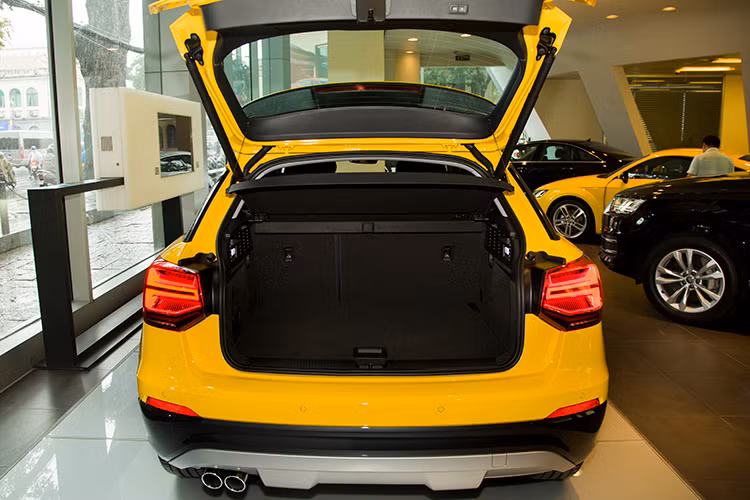 Dù có kích thước nhỏ nhất trong số các dòng SUV hay crossover của Audi nhưng Q2 vẫn có không gian tương đối rộng cho những hành khách ngồi ghế sau. Tuy nhiên, hàng ghế sau của xe không có cửa gió điều hòa độc lập ở bệ trung tâm. Khoang hành lý của Q2 dung tích 405 lít, và có thể mở rộng lên đến 1.050 lít khi gập hàng ghế sau.