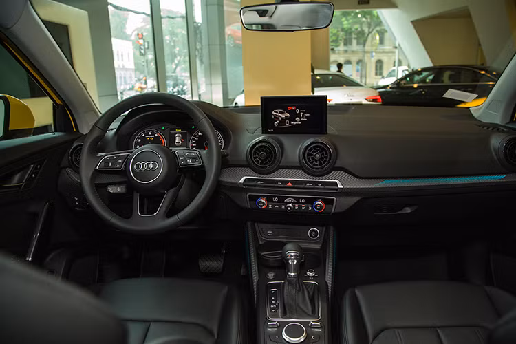 Hệ thống thông tin giải trí MMI của Audi Q2 được đặt cố định theo dạng tablet ở vị trí cao và trung tâm của bảng táp-lô khá đẹp. Các chức năng của hệ thống MMI có thể dễ dàng được điều khiển bởi một nút ấn/xoay, hai nút thường và hai lẫy chuyển ở bảng điều khiển trung tâm.