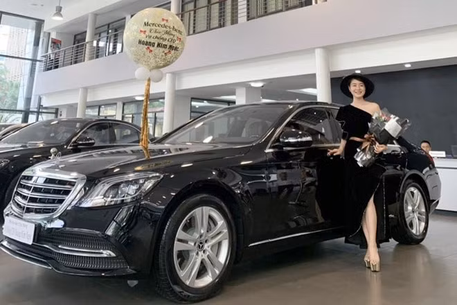 Mẫu sedan này sở hữu động cơ V6, sản sinh công suất 367 mã lực, mô-men xoắn 500 Nm, tăng tốc 0-100 km/h trong 5,4 giây. Mercedes-Benz S 450 L đang được phân phối với giá 4,2 tỷ đồng.