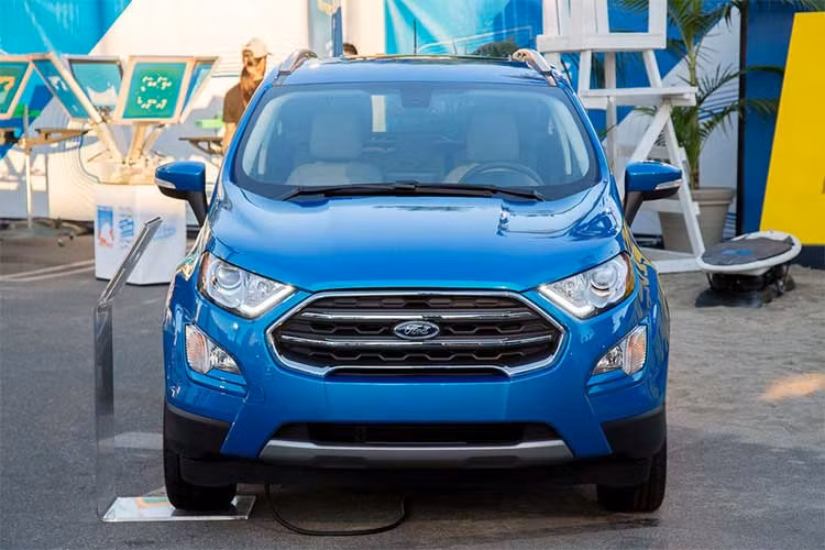 Theo những hình ảnh cho thấy Ecosport 2018 sở hữu diện mạo giống với phiên bản Mỹ, nổi bật với lớp sơn ngoại thất màu xanh dương. So với phiên bản cũ, xe có đường nét thiết kế ngoại thất được tinh chỉnh khá nhiều, có phần mềm mại và "đại chúng" hơn.