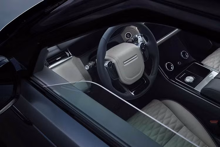 Ngoài ra, mẫu SUV hạng sang này đi kèm đĩa phanh có đường kính 395 mm trên bánh trước và 396 mm ở phía sau với thiết kế 2 mảnh nhằm cắt giảm trọng lượng. Đĩa phanh đồng hành với cùm phanh màu đỏ và bộ vành 21 inch tiêu chuẩn hoặc 22 inch tùy chọn. Nếu muốn, khách hàng có thể chọn cùm phanh màu đen bóng.
