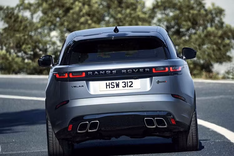 Hãng Land Rover tiết lộ đã phải mất 63.900 tiếng đồng hồ để tối ưu hóa khả năng đáp ứng vô lăng, cảm giác lái và phản hồi nhanh của Range Rover Velar SVAutobiography Dynamic Edition. Là sản phẩm của bộ phận Land Rover Special Vehicle Operationsm, Range Rover Velar SVAutobiography Dynamic Edition được bổ sung phanh cỡ lớn hơn để tương xứng với động cơ mạnh mẽ.