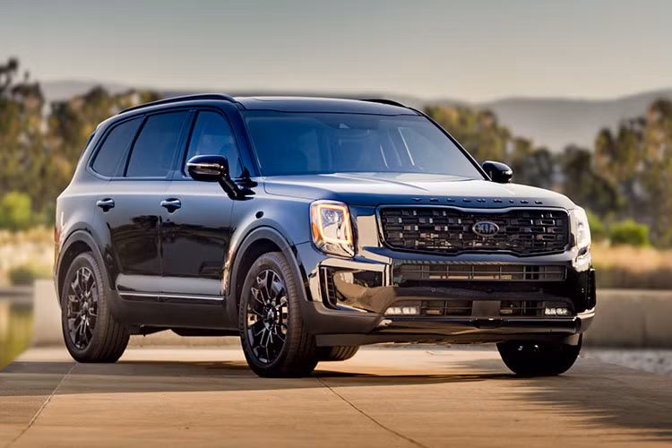 KIA Telluride 2021 là mẫu SUV 3 hàng ghế với tất cả các tiện nghi và tính năng mà các gia đình bận rộn đang khao khát. Xe được đánh giá cao do có cảm giác lái êm ái, yên tĩnh và nhiều chỗ để đồ cùng với nội thất đẹp, cao cấp. Thực tế, mẫu SUV này đã được công nhận là một trong 10 mẫu xe đường phố tốt nhất năm 2021 và là một trong 12 mẫu xe gia đình tốt nhất năm nay.