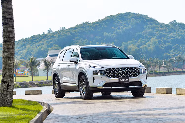 Hyundai SantaFe có đủ sức chứa cho cả gia đình và tất cả đồ đạc trong nội thất yên tĩnh và đầy đủ tiện nghi. Thực tế, xe được vinh danh là một trong 14 mẫu SUV mới và tái thiết kế tốt nhất trong năm 2021 và là một trong 12 mẫu xe ôtô gia đình tốt nhất năm nay. Ngoài động cơ xăng tiết kiệm nhiên liệu, xe thậm chí còn có cả phiên bản hybrid.