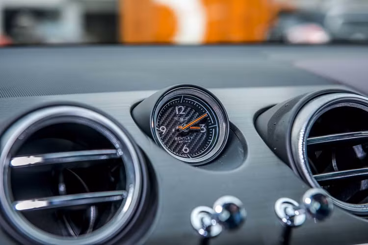Khoang nội thất của siêu SUV Bentayga V8 đầu tiên tại Việt Nam cũng mang 2 tông màu như ngoại thất. Ngoài ra các option tiện nghi, xa xỉ nhất của Bentley đều hiện diện trên mẫu xe SUV siêu sang này. Logo trên vô lăng, cần số và màn hình chào mừng cũng là đôi cánh Bentley với đường viền màu vàng Centenary Gold, màu được dành riêng cho phiên bản 100 năm này.