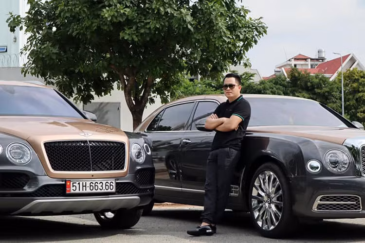 Cách đây hơn 1 năm, doanh nhân quận 12 đã tậu chiếc SUV siêu sang Bentley Bentayga V8 phiên bản kỷ niệm 100 năm này theo diện chính hãng. Nhưng đến tận bây giờ xe mới được cho đăng ký "chứng minh nhân dân". Như vậy, trong tháng 7 này, doanh nhân quận 12 đã đón liên tiếp 2 tin vui khi McLaren Senna của mình mang biển số Campuchia đã có mặt tại Việt Nam và chiếc Bentley Bentayga V8 cũng đã có biển số. 