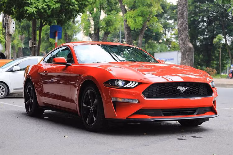 Mới đây, một showroom tư nhân tại Hà Nội đã chính thức đưa về thêm một mẫu Ford Mustang 2018 phiên bản mới nhất khiến cho con số của phiên bản xe cơ bắp thé hệ thứ 6 này tại thị trường Việt Nam lên 4 chiếc.