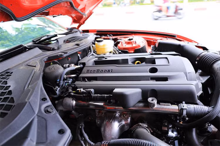 Hãng xe ôtô Ford còn cung cấp nhiều trang bị an toàn cho Mustang 2018 gồm: Hệ thống tránh va chạm với chức năng phát hiện người đi đường, cảnh báo khoảng cách giữa các xe, cảnh báo rời làn đường, hỗ trợ giữ làn đường và nhắc nhở tài xế. Tính năng Ford SYNC Connect với FordPass lần đầu tiên được trang bị trên Mustang.