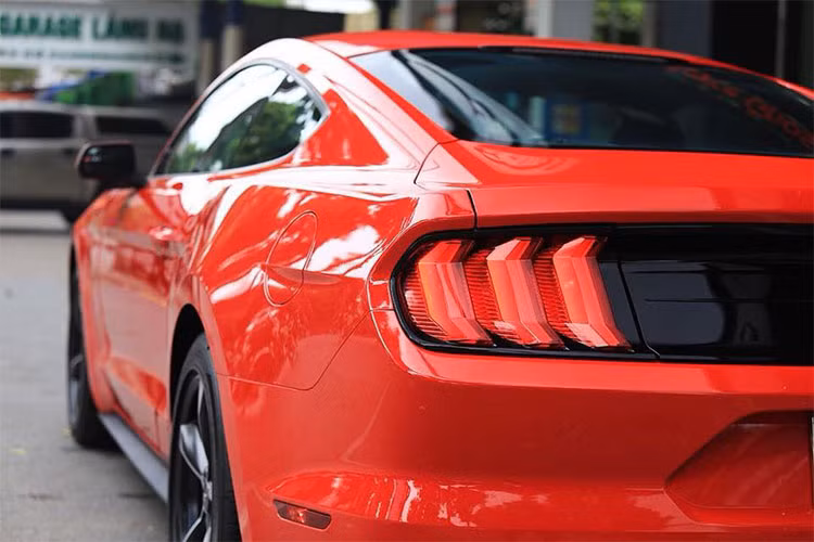 Bên sườn của mẫu xe cơ bắp Ford Mustang 2018 xuất hiện tổng cộng 10 tùy chọn mâm la-zăng khác nhau, bản tiêu chuẩn dùng loại 17 inch. Phía sau Ford Mustang 2018 có cụm đèn hậu và 3 dải đèn LED hình chữ C mới, bộ khuếch tán màu đen, hệ thống ống xả đơn đặt đối xứng 2 bên.