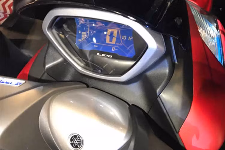 Mẫu xe tay ga 125 phân khối mới này còn được Yamaha trang bị màn hình LCD cỡ lớn đặc trưng, hiển thị đầy đủ các thông số vận hành bên cạnh khóa thông minh SmartKey (dành cho phiên bản cao cấp).