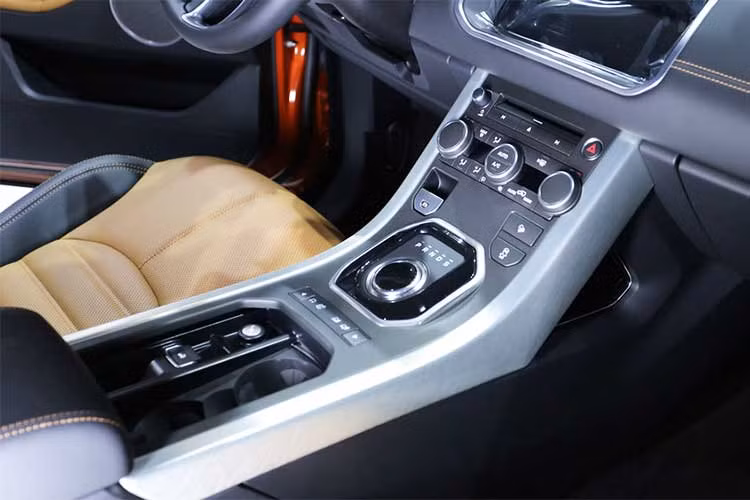 Bên cạnh đó, Range Rover Evoque phiên bản mui trần cũng sở hữu hàng loạt các trang bị tiện ích khác như ghế sưởi, wifi hotspot, camera sau hỗ trợ đỗ xe, các kết nối đa phương tiện Android Auto hay Apple CarPlay,…