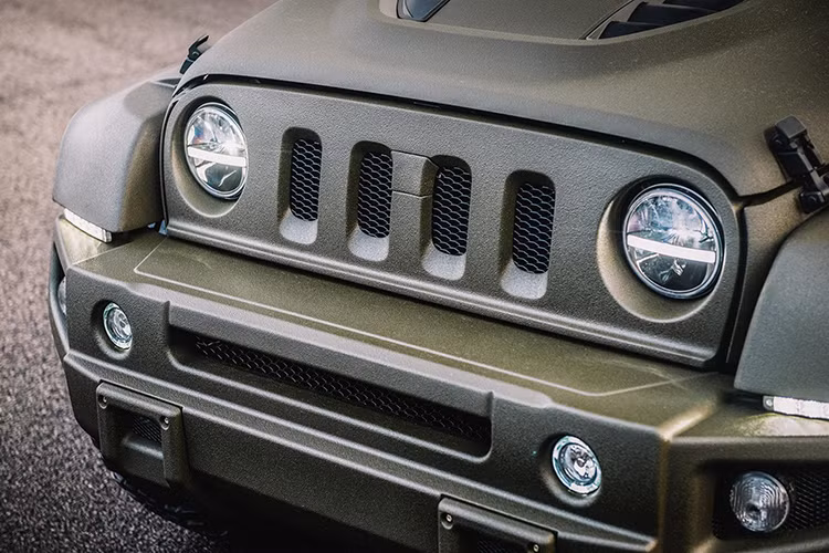 Ở bên ngoài, chiếc Jeep Wrangler bản độ này đã được tinh chỉnh thể thao hơn với màu sơn xanh Forest Green 3D theo phong cách quân đội.