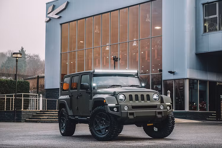 Mẫu xe địa hình Jeep Wrangler nổi tiếng là mẫu xe có thiết kế hầm hố và khả năng off-road cực tốt nhưng không thuộc về phân phúc xe hạng sang.