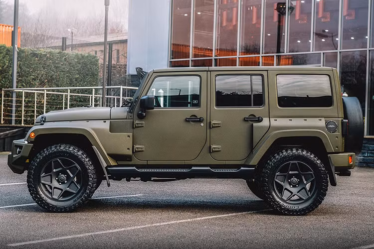 Mới đây, hãng xe tải Kahn’s Chelsea Truck đã thay đổi điều đó, biến Wrangler trở thành một mẫu xe địa hình sang trọng hơnm. Được gọi với cái tên mới, Jeep Wrangler Black Hawk Expedition dựa trên phiên bản động cơ 3.6L công suất 280 mã lực. 