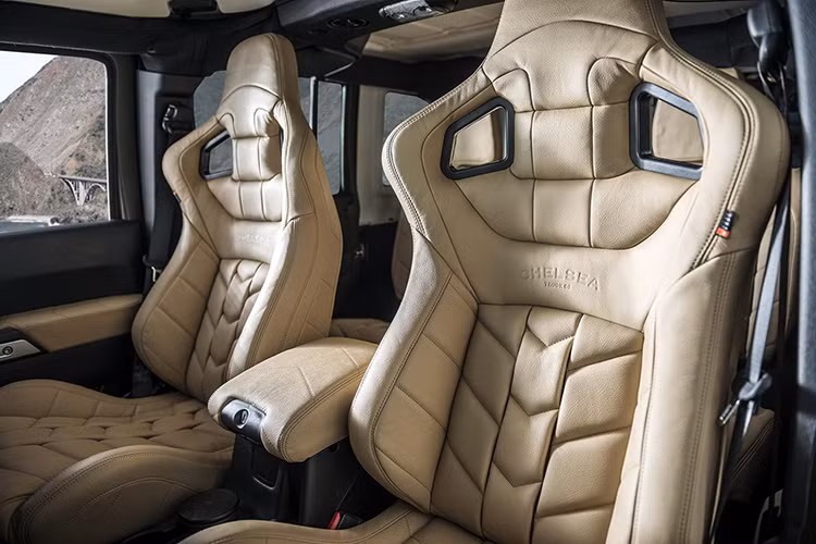 Ngoài vẻ thời trang và sang trọng hơn bên trong chiếc Jeep có vẻ ngoài hầm hố, cục mịch, chiếc xe địa hình thương hiệu Mỹ này còn được trang bị hệ thống vệ tinh sat-nav mới cùng viền trang trí kim loại.