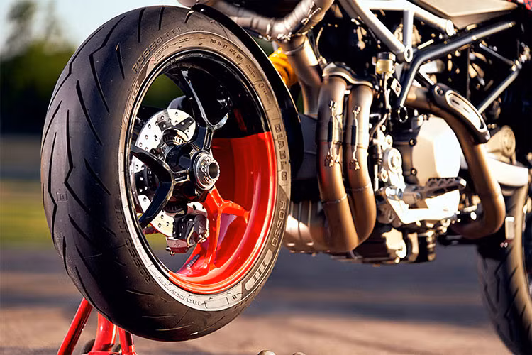 Động cơ của Hypermotard 950 RVE 2021 cũng được thay đổi ở bộ nồi ly hợp ướt chuyển sang khô với thiết kế để hở đặc trưng như các đàn anh. Phần ống xả cũng được thay đổi một số chi tiết mới mẻ hơn. Tương tự phiên bản tiêu chuẩn, Hypermotard 950 RVE 2020 cũng sở hữu hệ thống treo trước là loại đường kính 45 mm có thể điều chỉnh của Marzocchi, phía sau là dạng mono-shock của Sachs.