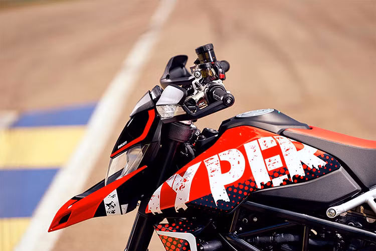 Diện mạo cực chất và đầy cá tính của phiên bản Ducati Hypermotard 950 RVE 2021 với bộ tem hết sức bắt mắt, năng động với các gam màu chính là đỏ và đen. Tất cả các chi tiết dàn áo của xe đều khoác lên mình bộ tem hoàn toàn mới đầy ấn tượng được gọi với cái tên Hypermotard 950 phiên bản Graffiti.