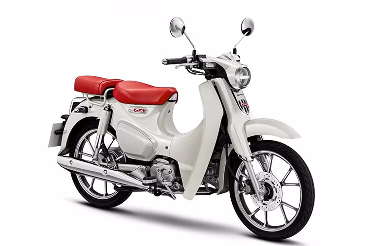 Khối động cơ cung cấp công suất tối đa 9,2 mã lực tại 7.500 vòng/phút và mô-men xoắn cực đại 10,15 Nm tại 5.000 vòng/phút, đi kèm hộp số 4 cấp. Tại Thái Lan, giá xe Honda Super Cub C125 Custom Edition được phân phối với giá 94.600 baht (tương đương hơn 71 triệu đồng). 