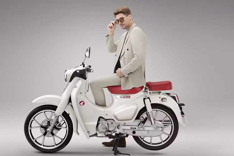 CUB House by Honda (Thái Lan) vừa chính thức giới thiệu phiên bản Honda Super Cub C125 Custom Edition đặc biệt - The Craftpiece. Mẫu xe này tiếp tục kế thừa những giá trị thiết kế huyền thoại của dòng Super Cub C125, nhưng tạo điểm nhấn bằng phối màu hoàn toàn mới. 